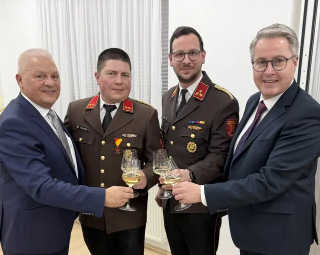 Bürgermeister Gerald Handig mit OBI Markus Thaller, HBI Philipp Handig und Markus Ulram, Bürgermeister Halbturn.  | Foto: Gemeinde Edelstal