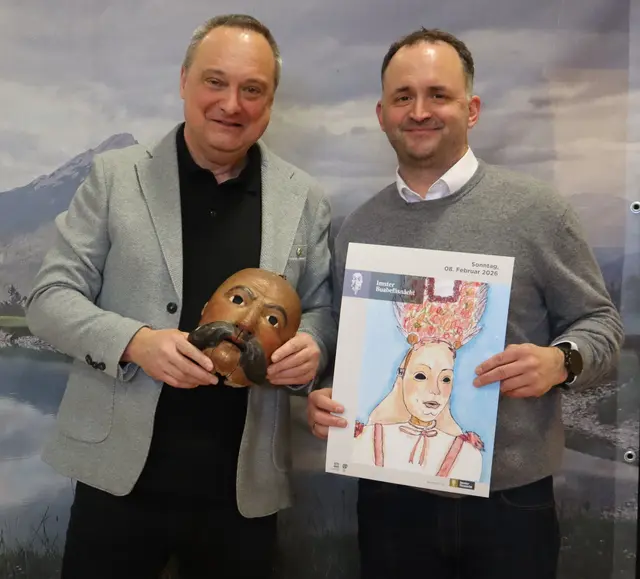 Obmann Manfred Waltner und Obmann Stv. Peter Linser mit historischer Maske und dem Plakat von der Gymnasiastin Isabella Sievers. | Foto: Tatschl