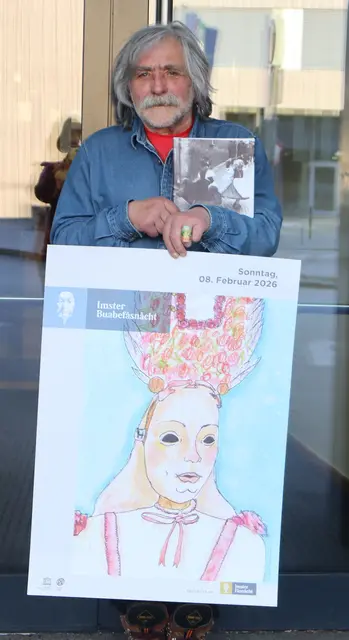 Gebhard Schatz vulgo Tschett (Sackner und Laberasänger) mit einem Bild von ihm und seinem Bruder als Kinder bei der Buabefasnacht. | Foto: Tatschl