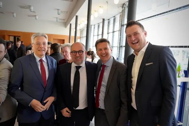 Landeshauptmann Peter Kaiser, Harry Koller (Landesgeschäftsführer des Renner-Institut Kärnten), SPÖ-Landesparteiobmann Daniel Fellner und SPÖ-Kärnten-Landesgeschäftsführer David Pototschnig  | Foto: Stephan Fugger/MeinBezirk.at