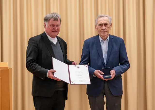Bischof Manfred Scheuer überreichte Ferdinand Reisinger die Severin-Medaille. | Foto: Diözese Linz / Kienberger