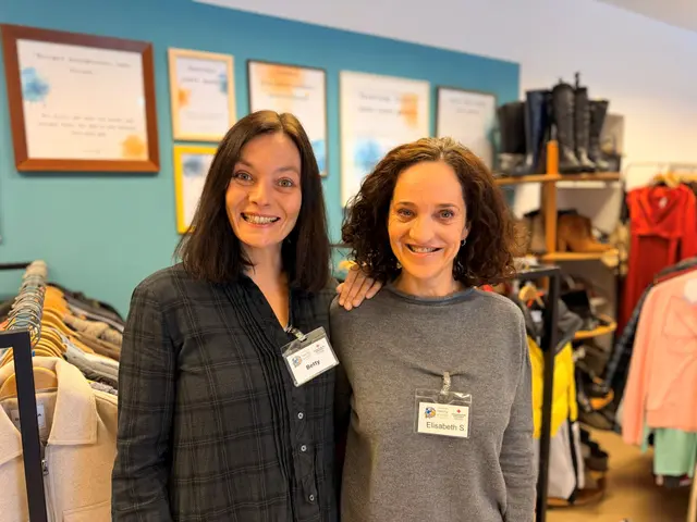 Bettina Nagiller (li.) und Elisabeth Spechtenhauser (re.) haben das Projekt "Henry &amp; Leila" vor zwei Jahren gestartet und freuen sich über den zweiten Geburtstag des Secondhand- und Leihladens.  | Foto: Markus Mair