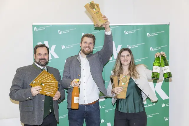 An den strahlenden Vierfach-Landessiegern Julia und Michael Kuchlbauer führte bei der jüngsten Saftprämierung kein Weg vorbei. Hier im Bild mit mit Verkostungschef Georg Thünauer (v.l.)  | Foto: LK Steiermark/ Foto Fischer