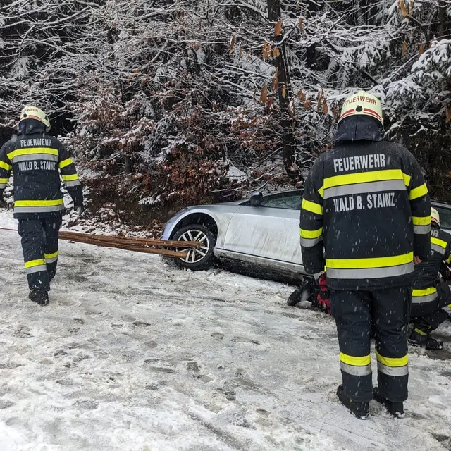 Verkehrsunfälle auf schneebedeckten Straßen halten die Feuerwehren seit Heiligabend auf Trab. | Foto: FF Wald