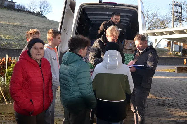 Beim Verladen der Pakete in Saiga Hans.  | Foto: Andrea Berer