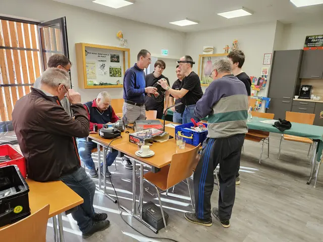Gemeinsam wird geschraubt, gelötet und getüftelt | Foto: Repair Café Wies