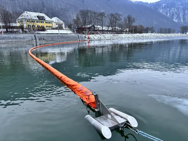 Von den Feuerwehren Gottsdorf, Obernzell und Engelhartszell wurde zur Sicherheit eine Ölsperre errichtet. | Foto: FF Engelhartszell