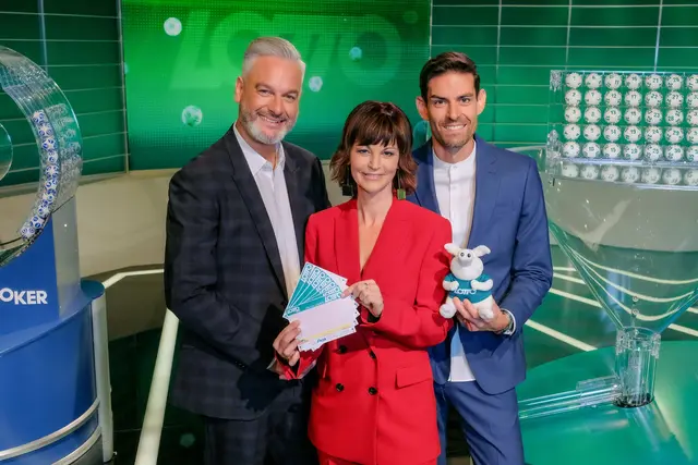 Die Lotto Stamm-Moderatoren in Österreich: Thomas May (links), Evelyn Vysher und Ralph Huber-Blechinger. | Foto: ORF/Günther Pichlkostner