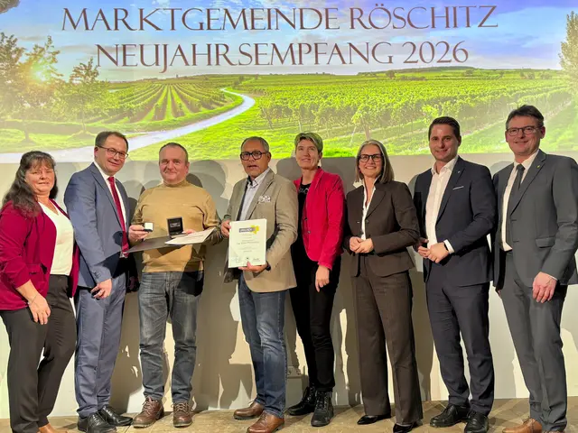 Mit Dank, Anerkennung und einer Urkunde wurde Ernst Frischauf für Verdienste in der Gemeinde ausgezeichnet. | Foto: Markus Kahrer