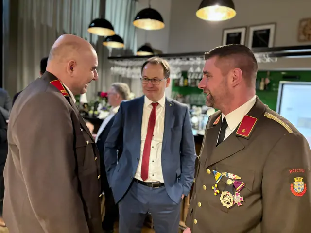 Der Bürgermeister, Christian Krottendorfer, tauschte sich mit dem Bundesheer aus. | Foto: Markus Kahrer