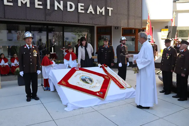 Im Rahmen des Zammer Kirchtags wurde die neue Fahne der Freiwilligen Feuerwehr Zams gesegnet.  | Foto: Elisabeth Zangerl 