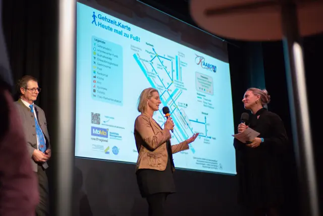 Die Geh- und Radzeitkarte wird vorgestellt. | Foto: Santrucek
