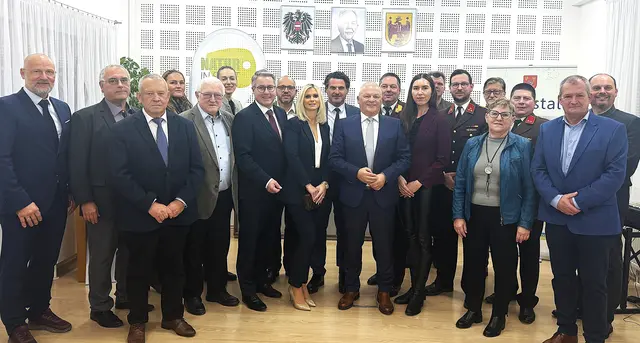 Die Ehrengäste des Neujahempfangs 2026 mit Mitgliedern des Edelstaler Gemeinderates. | Foto: Gemeinde Edelstal