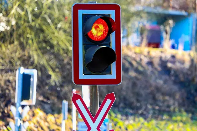 In der Feldkirchner Straße in Seiersberg kam es am Freitagmorgen zu einer Kollision zwischen einem Zug und einem Pkw. Der Autolenker dürfte laut Polizei das Rotlicht übersehen haben.  | Foto: pixabay