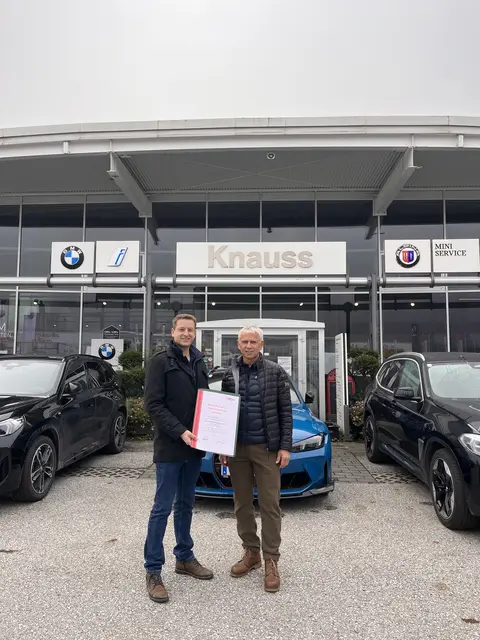 Die feierliche Überreichung erfolgte durch Egon Hierzegger (re.), Regionalstellenobmann Ennstal/Salzkammergut, an Hans Gerald Knauss (li.) Geschäftsführer des Betriebs. | Foto: WKO Regionalstelle Ennstal/Salzkammergut