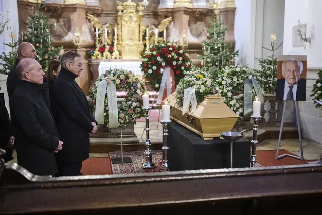 Landtagspräsident Max Hiegelsberger und Landeshauptmann Thomas Stelzer am Sarg von Landeshauptmann a.D. Josef Ratzenböck in der Minoritenkirche. | Foto: Land OÖ/Peter Mayr