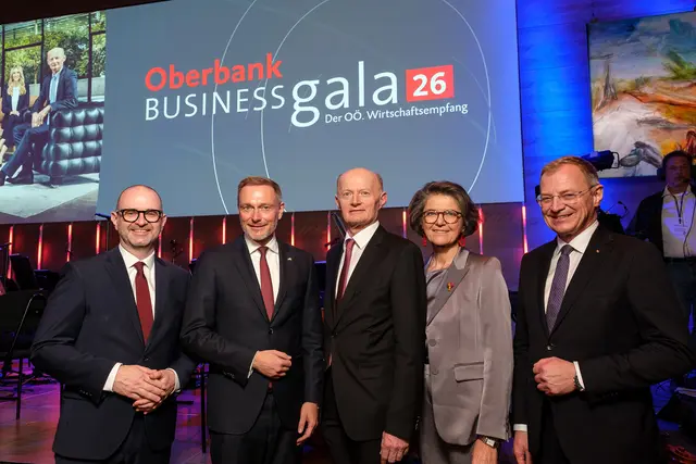 Oberbank-Generaldirektor Franz Gasselsberger (Mitte) hatte den ehemaligen deutschen Finanzminister Christian Lindner (2.v.l.) als Gastredner zur Business Gala geladen. Landeshauptmann Thomas Stelzer (r.) und der Linzer Bürgermeister Dietmar Prammer (l.) lauschten Lindners Ausführungen, Christine Haiden (4.v.l.) moderierte den Abend. | Foto: Oberbank