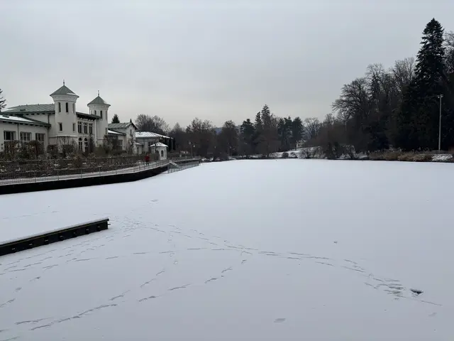 Noch ist der Hilmteich im Winterschlaf, schon bald soll hier eisgelaufen werden.  | Foto: MeinBezirk/Markus Kropac