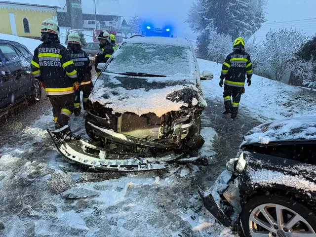 Zwei Fahrzeuglenker erlitten leichte Verletzungen beim Unfall in Rossegg. | Foto: FF Rossegg