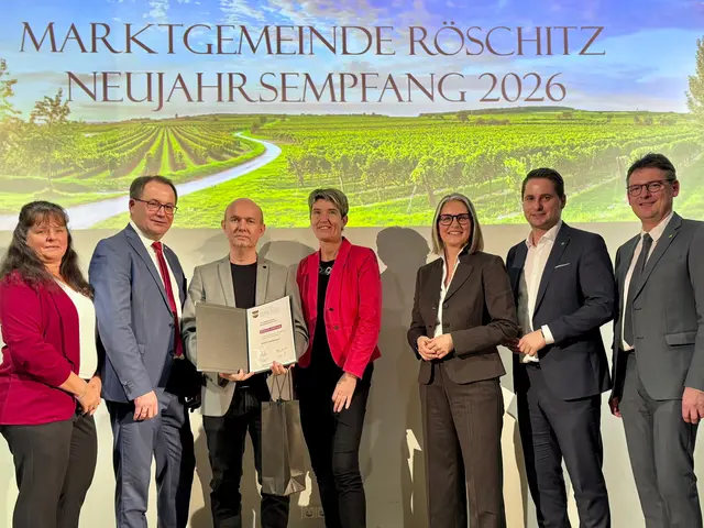 Mit Dank, Anerkennung und einer Urkunde wurde Jürgen Menner für Verdienste in der Gemeinde ausgezeichnet. | Foto: Markus Kahrer