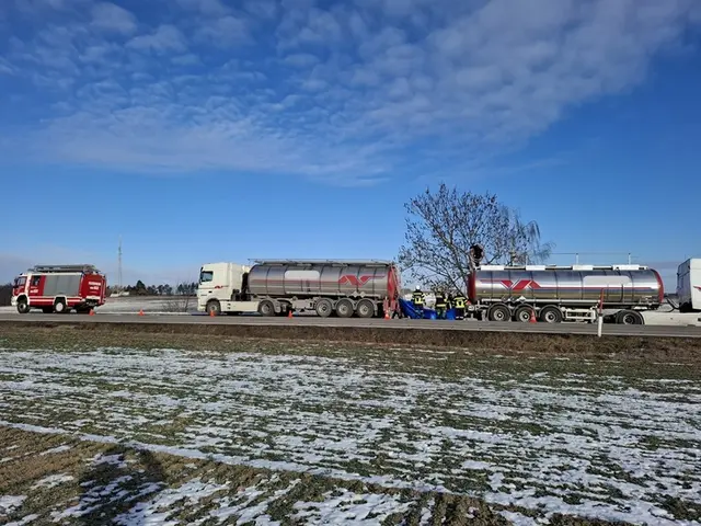 Auf der B2 bei Stockern strandete ein Lkw, der 24 Tonnen Ammoniaklösung geladen hatte. | Foto: Feuerwehr