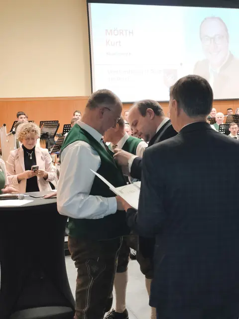 Obmann Stv. Richard Schmid vom Steirischen Blasmusikverband, überreicht Kurt Mörth das Verdienstkreuz am Band. | Foto: Günther Koch 
