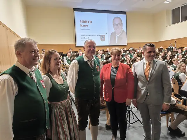 Von Links, Obmann Gerald Theussl, Obmann Stv. Daniela Theissl, Kapellmeister Kurt Mörth, Bürgermeisterin St. Peter i. S. Maria Skazel und Blasmusikveband Steiermark Jugendreferent Mathias Koch | Foto: Günther Koch