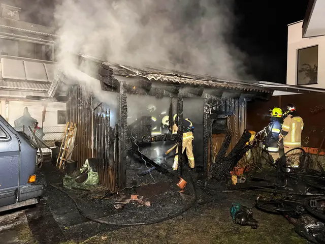 Flammen schlugen in der Nacht auf den 9. Jänner aus einem Gartenhaus in Vomp: Innerhalb von zwei Tagen kam es in Tirol zu zwei Bränden von Gartenhäusern – dank des raschen Einsatzes der Feuerwehren konnte in beiden Fällen ein Übergreifen auf Wohnhäuser verhindert werden. | Foto: zoom.tirol