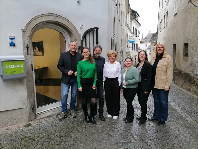 Vizebürgermeisterin Anna-Maria Demmelmayr (2.v.l.) besuchte gemeinsam mit weiteren Mitgliedern der Stadtregierung und des Gemeinderates Innenstadtmanager Ralf Reiter (3.v.l.) in seinem neuen Büro | Foto: TIC Steyr