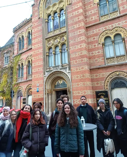 Schülerinnen und Schüler der 8b und 8c (Ethik-Maturanten) waren auf einer interreligiösen Tour durch Wien. | Foto: BRG/z.V.g.
