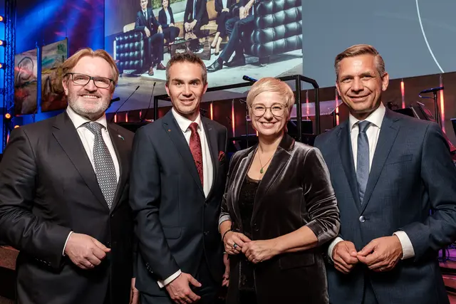 Oberbank-Vorstandsdirektor Martin Seiter (2.v.l) konnte Wirtschaftsminister Wolfgang Hattmannsdorfer (r.), WKOÖ-Präsidentin Doris Hummer und Oberösterreichs Industriellenvereinigung-Präsident Thomas Bründl bei der Business Gala begrüßen.   | Foto: Oberbank