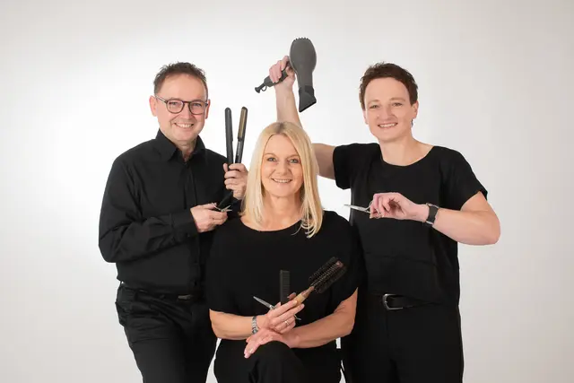 Felix Brandl, Johanna Goder und Martina Hötzeneder (v. l.) eröffnen gemeinsam den "Haarfreunde"-Friseursalon in Schärding. | Foto: Haarfreunde