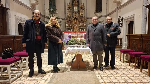 Rainer König-Hollerwöger, Brigitte Kirchmaier, Michael Kirchmeier und Dechant Propst Andreas Lango beim Chanukka–Leuchter und Adventkranz. | Foto: zVg