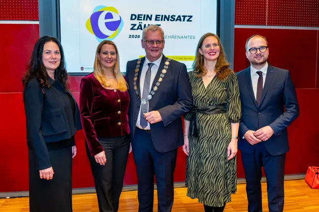 Bürgermeister Thomas Steiner rief im Beisein des 1. Vizebürgermeisters Istvan Deli, der 2. Vizebürgermeisterin Charlotte Toth-Kanyak (l.) und den beiden Vertreterinnen des Landes: Landeshauptmannstellvertreterin Anja Haider-Wallner (2.v.r.) sowie Landesrätin Daniela Winkler (2.v.l.) das Jahr des Ehrenamtes in Eisenstadt aus. 