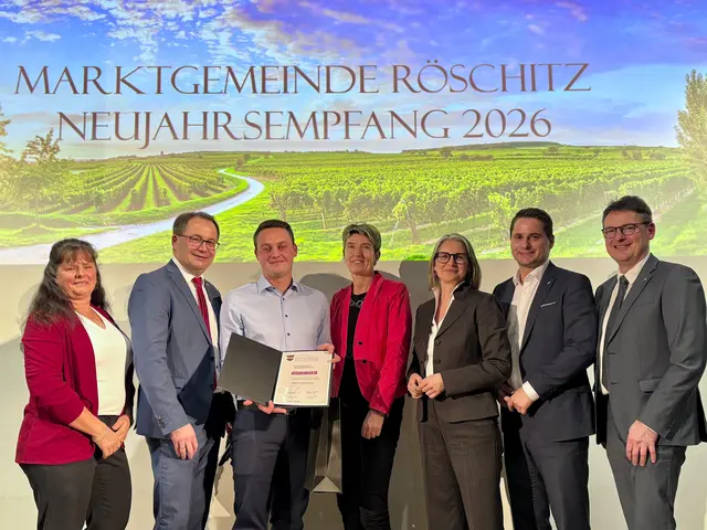 Mit Dank und Anerkennung und einer Urkunde wurde Michael Kölbl für Verdienste in der Gemeinde ausgezeichnet. | Foto: Markus Kahrer