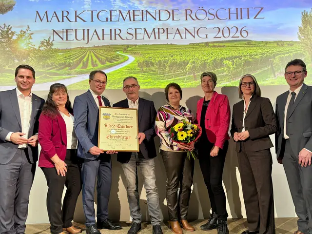 Im Zentrum der Ehrungen stand Alfred Quirtner, der 35 Jahre lang Mitglied des Gemeinderates war und von 2015 bis 2025 als Vizebürgermeister wirkte. Bürgermeister Christian Krottendorfer überreichte ihm die Ehrenbürgerurkunde. | Foto: Markus Kahrer