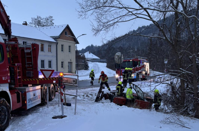 Wenige Stunden später kippt in Stallegg, ebenfalls im Gebiet der Garser Feuerwehr, ein Streufahrzeug um.