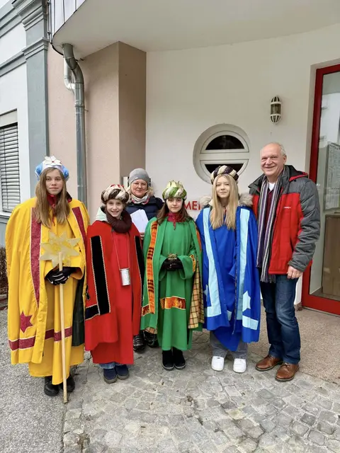 Bürgermeister Wolfgang Sodl und Amtsleiterin Elke Lang begrüßten die Sternsinger vor dem Olbendorfer Gemeindeamt. | Foto: Gemeinde Olbendorf