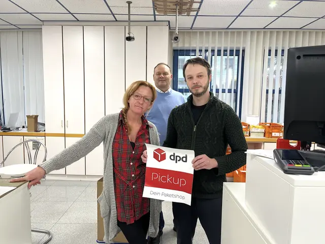 Fischamends Bürgermeister Thomas Ram mit dem Post-Team Sabrina Weichselbaum und Markus Schmid. | Foto: Stadtgemeinde Fischamend
