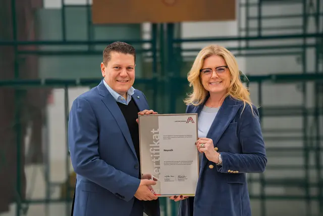 Lukas Schinko (CEO Neuroth-Gruppe) und Monica Rintersbacher (Geschäftsführerin Leitbetriebe Austria) freuen sich über die hohe Auszeichnung. | Foto: Marvin Strauss