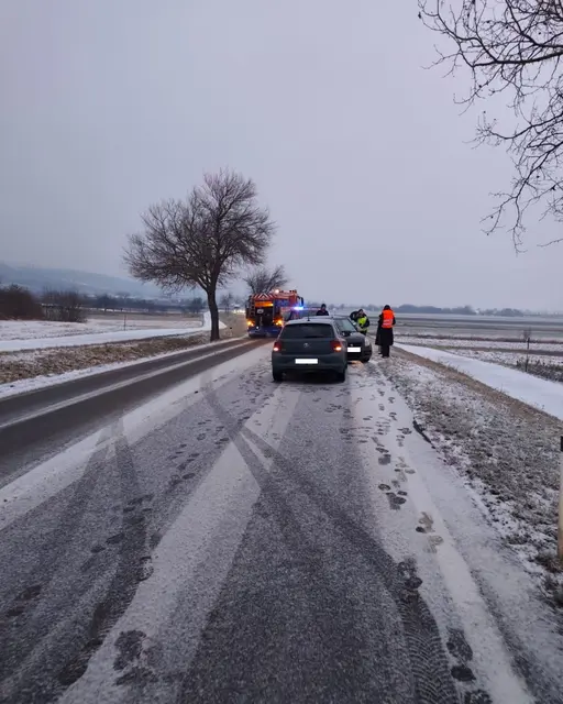 Auf der verschneiten Fahrpiste kam es zu einem Verkehrsunfall. | Foto: FF Donnerskirchen