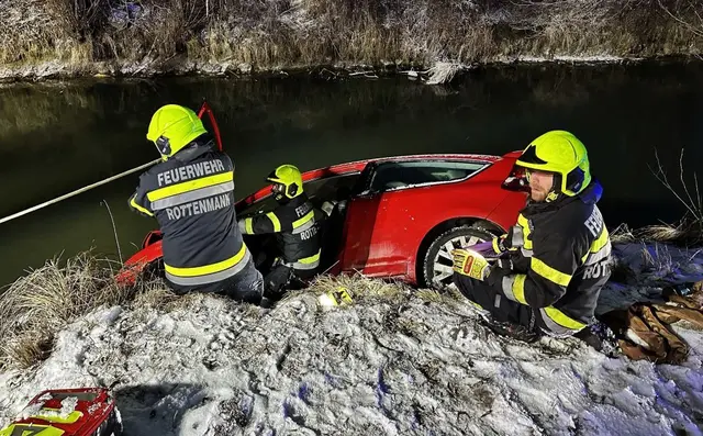 Schwieriger Rettungseinsatz für die Feuerwehr Rottenmann: Ein 62-jähriger Lenker war mit seinem Pkw von der Fahrbahn abgekommen und drohte, vom Ufer in die Palten abzustürzen.  | Foto: Feuerwehr Rottenmann