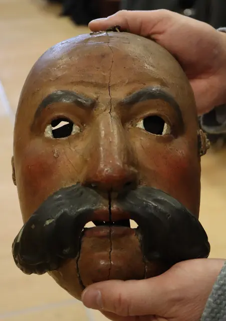 Fasnachtsmaske aus Zirbenholz, die über 100 Jahre alt ist. | Foto: Tatschl