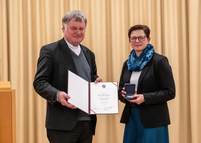 Daniela Schützenhofer wurde von Bischof Manfred Scheuer geehrt. | Foto: Diözese Linz / Kienberger