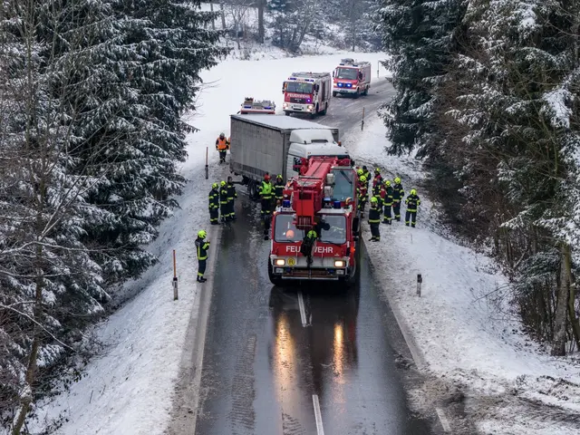 Während der Bergungsarbeiten blieb die Straße etwa zweieinhalb Stunden gesperrt. | Foto: TEAM FOTOKERSCHI.AT/KALTENLEITNER