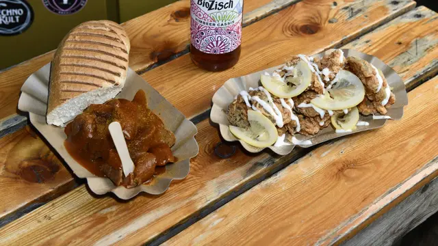 Der Wiener Würstelstand stellt an zwei Standorten das Sortiment um. Anstatt Fleisch kommen pflanzliche Produkte auf den Herd. | Foto: Christian Joainig