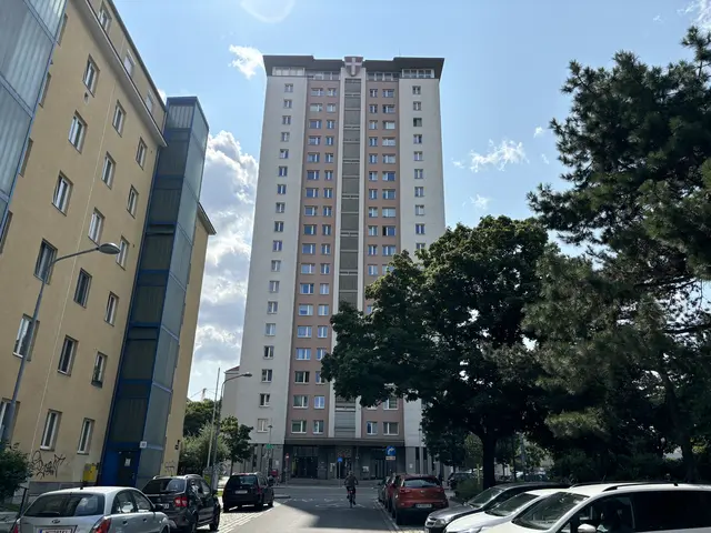 Stundenlang waren am 2. Jänner im Matzleinsdorfer Hochhaus die Lichter aus. Wohl ganz bewusst wurden von Unbekannten die Sicherungen des Hauses entfernt. (Archivfoto) | Foto: Nathanael Peterlini/MeinBezirk