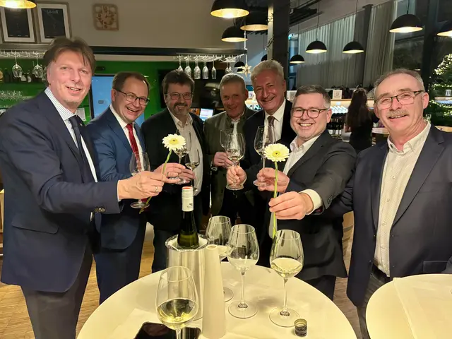 Geburtstagsglückwünsche wurden an Bezirkshauptmann Stefan Grusch per Handy gesendet. Er war leider nicht dabei. | Foto: Markus Kahrer