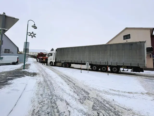 Auf glatten Straßen bleiben in Gars am Kamp ein LKW und ein Kleintransporter stecken.