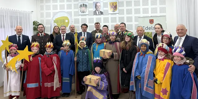 Die Ehrengäste des Neujahrsempfangs 2026 mit den Sternsingern. | Foto: Gemeinde Edelstal